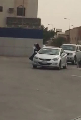 بالفيديو- سعودي يجبر فتاة على ركوب سيارته