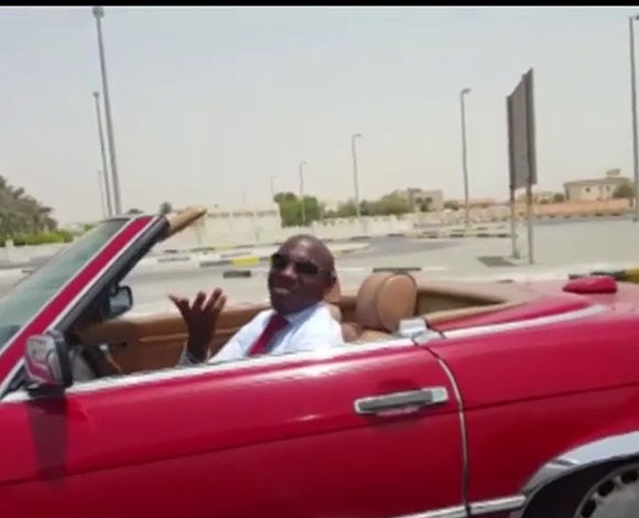 مقيم في دبي يتجول بسيارته المكشوة تحت أشعة الشمس الحارقة بالفيديو