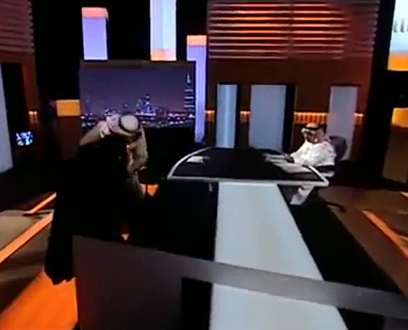 بالفيديو: بعد فراق 25 عام ... سعودي يلتقي بوالدته