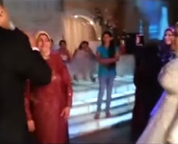 بالفيديو- عريس يحرج عروسته في حفل زفافهما