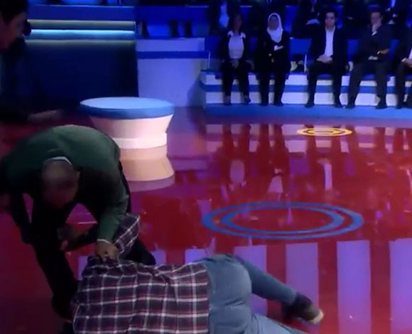بالفيديو- إعتداء وضرب على الهواء في برنامج المسامح كريم