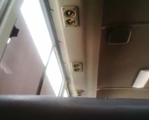 بالفيديو .. موظف سعودي يطرد فتاة كشفت وجهها