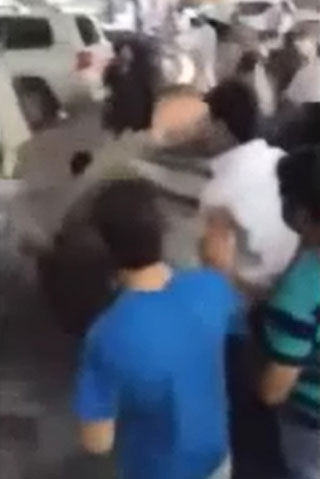 بالفيديو- مضاربة جماعية بالسكاكين في الرياض