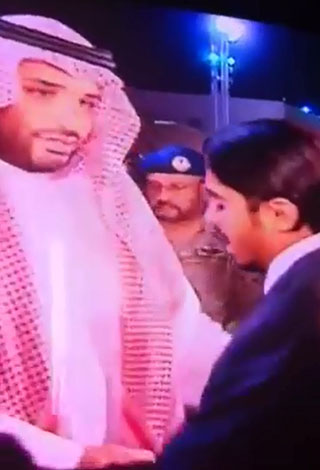 بالفيديو- ولي ولي العهد يؤدي صلاة الميت على الفريق الشعلان