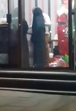 بالفيديو: فضيحة في السعودية ... خياط نسائي يأخذ قياسات زبونة سعودية