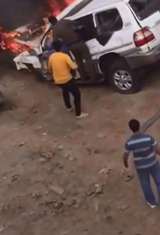 بالفيديو- رجل ينفذ من حريق في سيارته كاد أن يودي بحياته