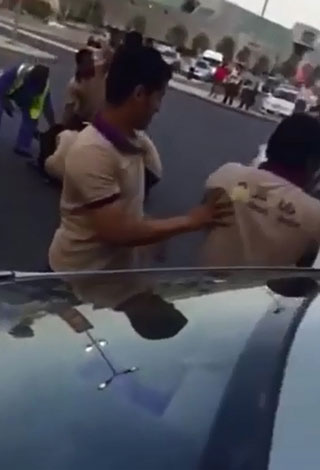 بالفيديو- عمال يعتدون على سعودي بالضرب المبرح