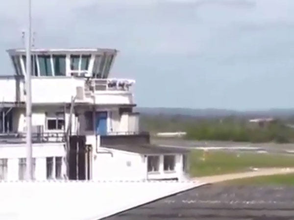 بالفيديو: طيار إماراتي يقوم بعمل بطولي