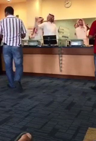 بالفيديو: عراك داخل مستشفى المملكة بين موظف ومراجع