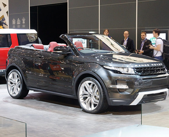 ملكة بريطانيا تسحر الناظرين بسيارتها الجديدة