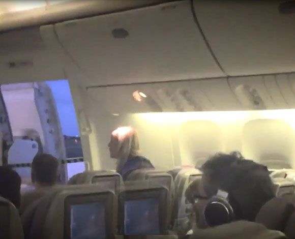 بالفيديو: لن تصدق سبب إخلاء طائرة إماراتية من الركاب!