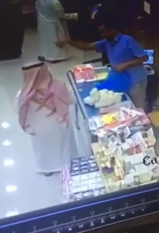 بالفيديو- سعودي يسرق 420 ريالا في أول أيام رمضان