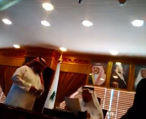 بالفيديو.. طرد سعودية من "صحة نجران" بعد "تطاولها" على مكتب المدير