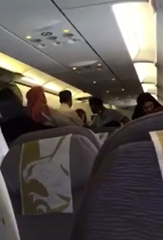 بالفيديو- مشادة كلامية بين سيدات خليجيات على متن طائرة