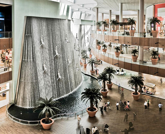 بالفيديو: إماراتي يرقص بشكل غريب وسط "دبي مول"