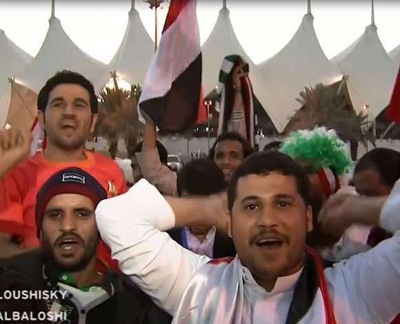 بالفيديو... مذيع إماراتي يتعرض لموقف محرج على الهواء