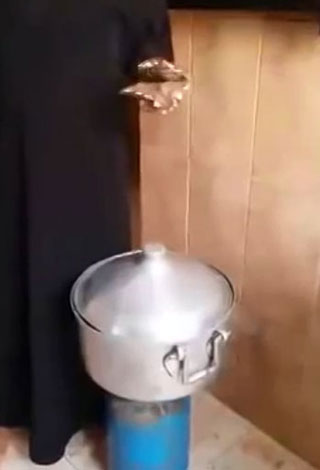 بالفيديو- سعودي يقوم بطهو طفله الرضيع