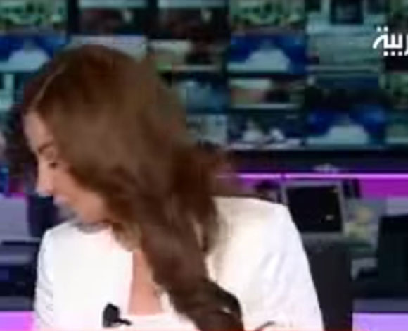 بالفيديو- تعرض مذيعة لموقف محرج على الهواء