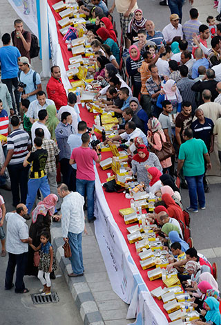بالفيديو .. المصريون يدخلون غينيس بأطول مائدة طعام في العالم
