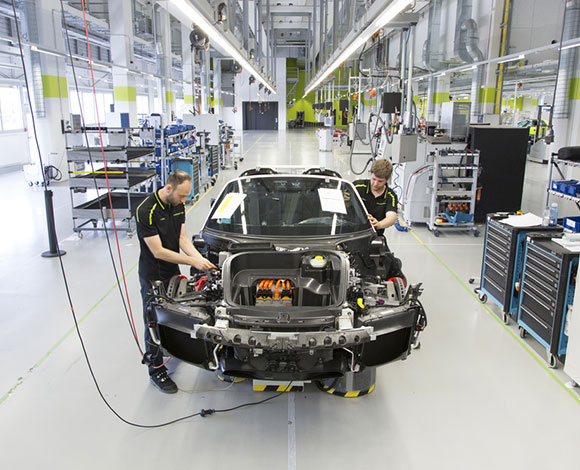 بورشه تُسدل الستار عن إنتاج طراز "918 سبايدر" الرائد تقنياً