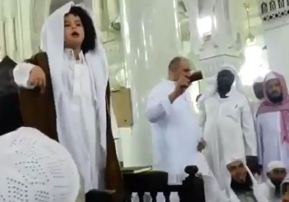 بالفيديو.. طفل سعودي يفاجئ مصلين في المسجد الحرام