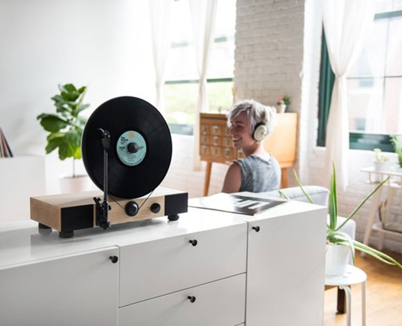 Gramovox تكشف عن جهاز Vertical Turntable المميز