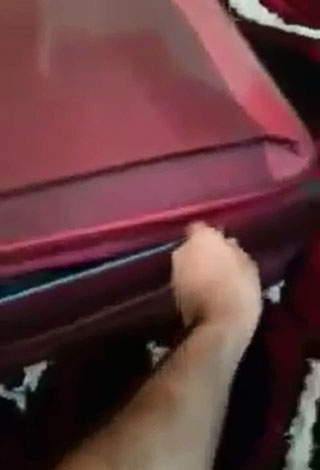 صدق أو لا تصدق .. أب سعودي يحبس طفلته داخل حقيبة السفر في هذا الفيديو
