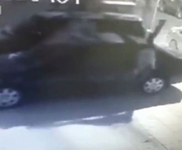 بالفيديو: رمى زوجته وعشيقها من الشرفة