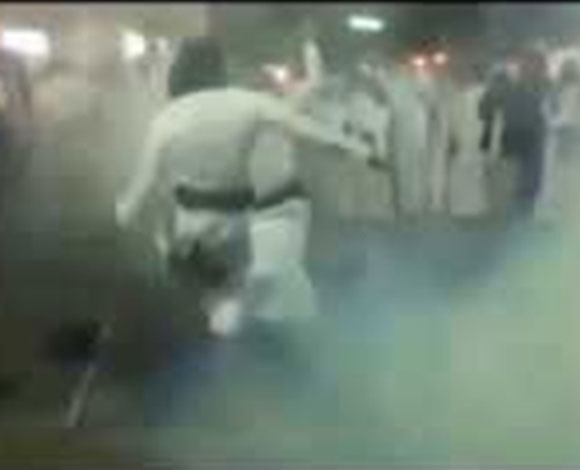 بالفيديو سعودي يرقص ببندقية ويصيب نفسه