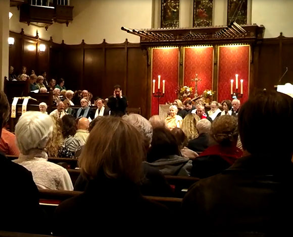 بالفيديو:  كويتي يؤذن داخل كنيسة