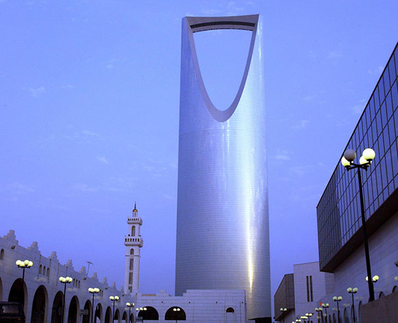 بالفيديو – هذا ما فعله سعودي من أعلى "برج المملكة"!