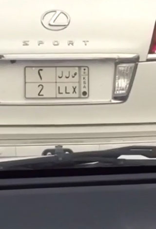 بالفيديو: مواطن يوثق فضيحة عند إحدى الإشارات