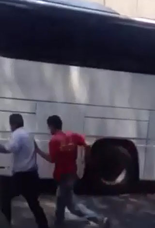 بالفيديو- شاب يحرق نفسه محاولاً الانتحار