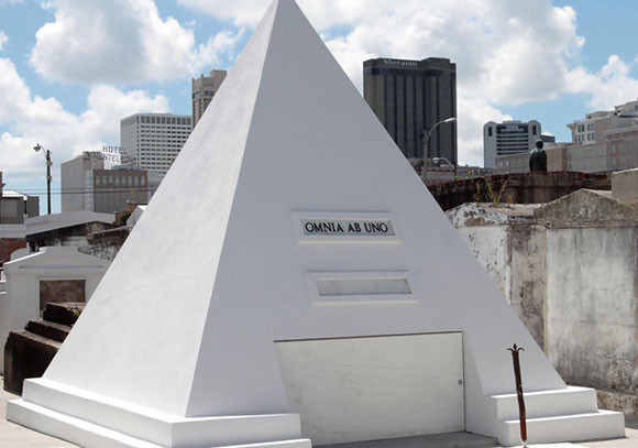 8 أشياء سخيفة أنفق عليها النجم نيكولاس كيج ثروته الخاصة