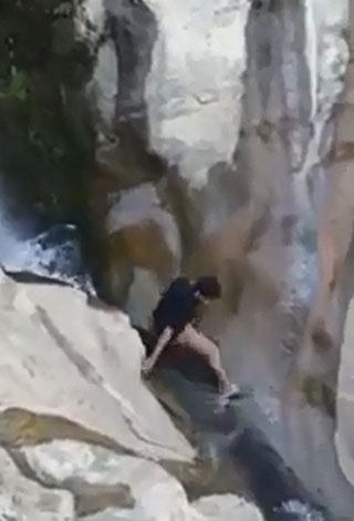 بالفيديو: شاب سعودي يقع في شلالات جازان