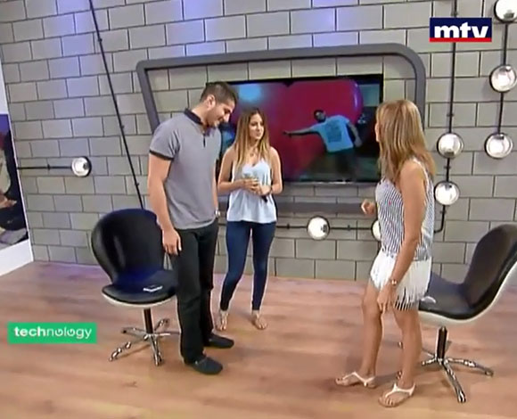 بالفيديو: مذيع يطلب يد حبيبته على الهواء