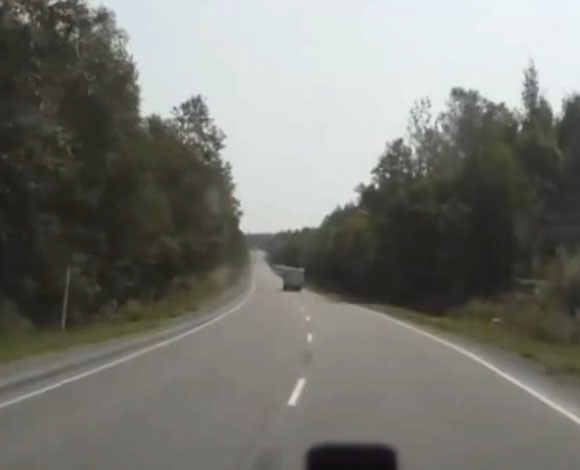 بالفيديو- سائق سيارة ينجو من الموت بأعجوبة