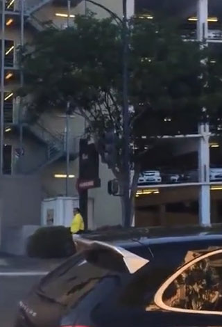 بالفيديو- سقوط شاب من الطابق السادس