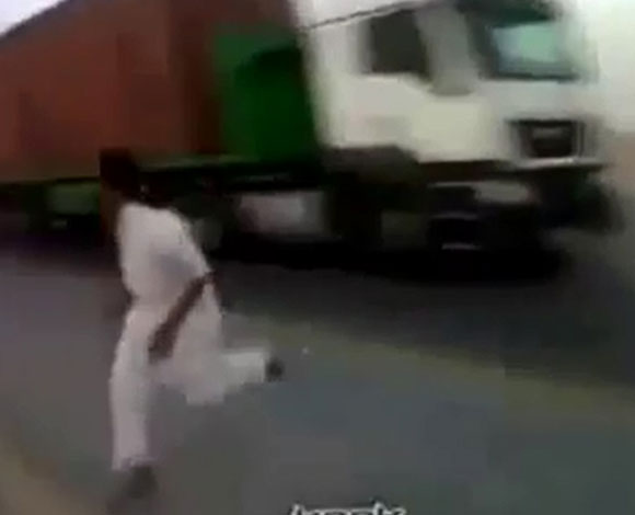 بالفيديو: شباب في السعودية يقومون بأغرب الحركات على الطريق السعيد