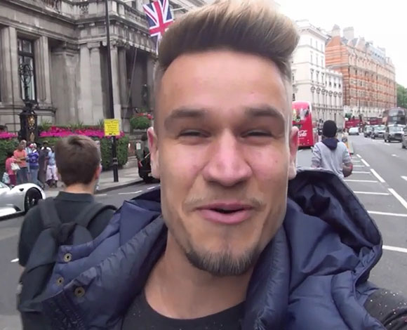 بالفيديو- سعودي يدفع الملايين لغسل سيارته وسط شارع لندن!