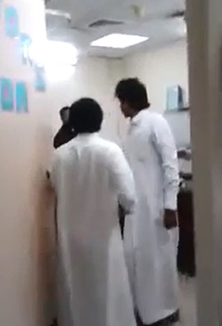 بالفيديو- سعودي يعتدي على طبيب في مستشفى