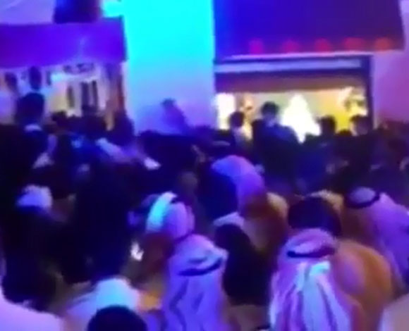 بالفيديو- مظاهرات في السعودية أمام أحد مطعم