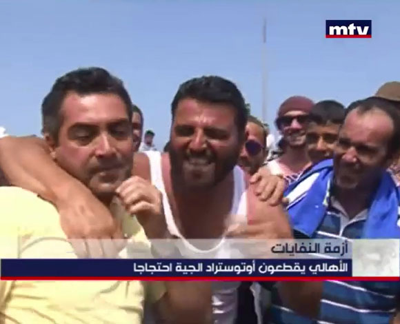 بالفيديو- مراسل يتعرض لموقف محرج على الهواء