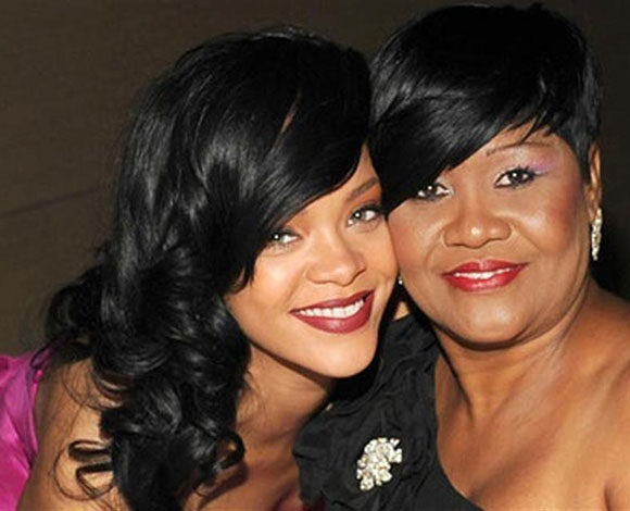 أبرز النجوم الذين فاجأوا والديهم بمجموعة هدايا مميزة