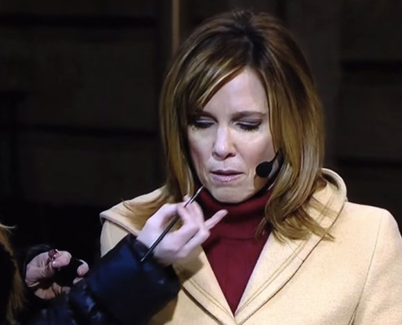 بالفيديو- مذيعة تتعرض لموقف محرج على الهواء