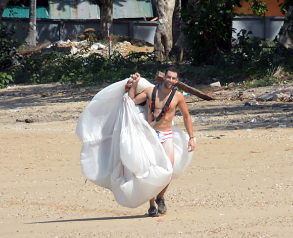 الفيديو- هل تتجرأ أن تتشبه بهذا المغامر؟