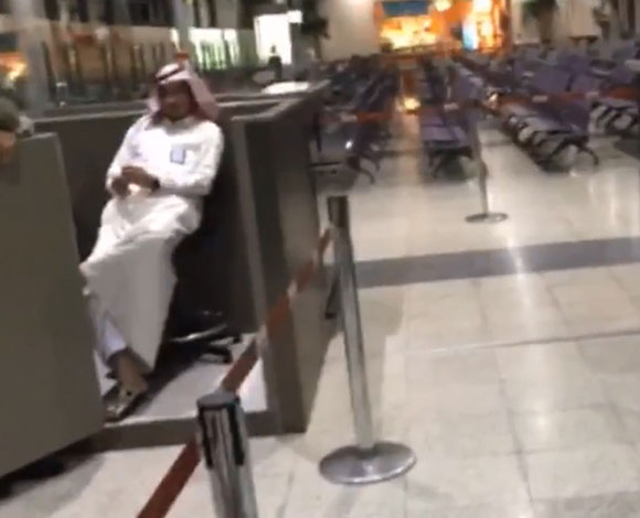 بالفيديو- سعودية تتعرض لسوء تتعامل في المطار