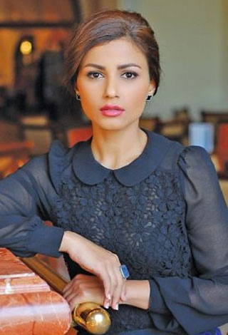 بالفيديو- مذيعة إماراتية في نوبة ضحك على الهواء