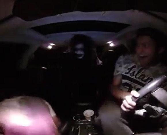 بالفيديو- شبح يظهر على سعودي في الظلام