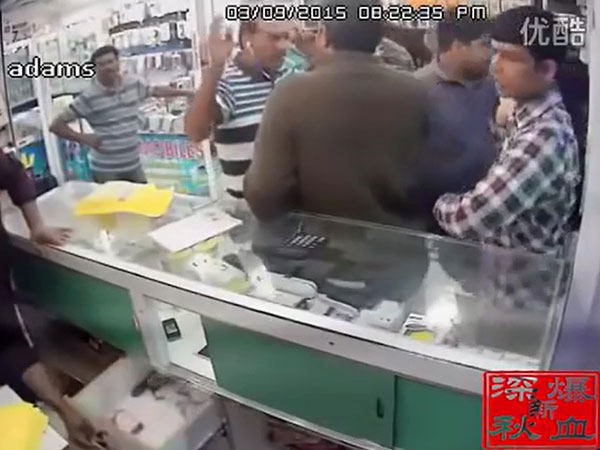 بالفيديو- إماراتي يسرق رزمة نقود من محل لبيع الهواتف